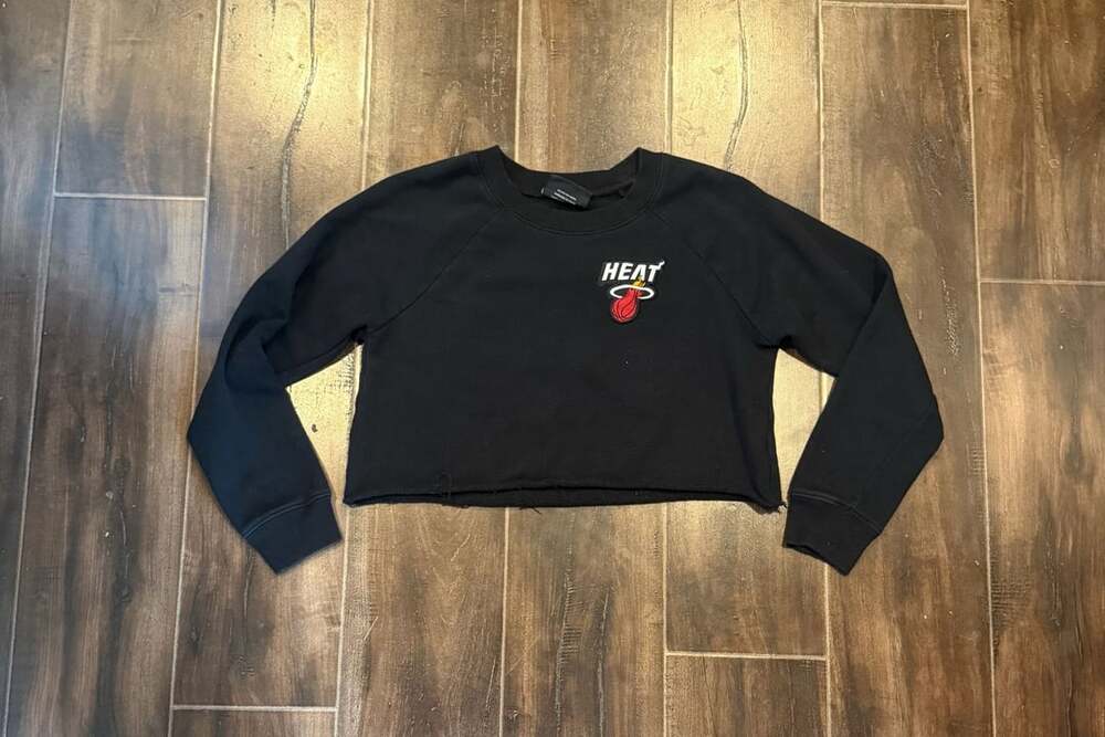 NBA Miami Heat Sweatshirt Size S Black Cropped Pullover